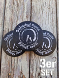Drei schwarze Tiegel der Gobarhuf Paste Inner Shield Hufpaste als praktisches 3er-Set für die Hufpflege auf einem rustikalen Holzuntergrund.