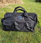Robuste Gobarhuf Profi-Werkzeugtasche aus schwarzem, wasserdichtem Nylon für die Hufbearbeitung am Pferd.
